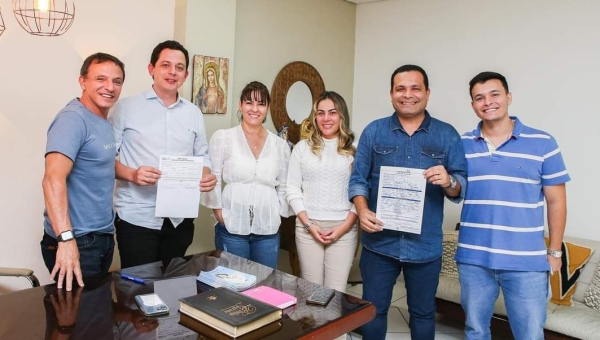 Ao lado da noiva petista, prefeita Fernanda Hassem, Israel Milani se filia ao Republicanos